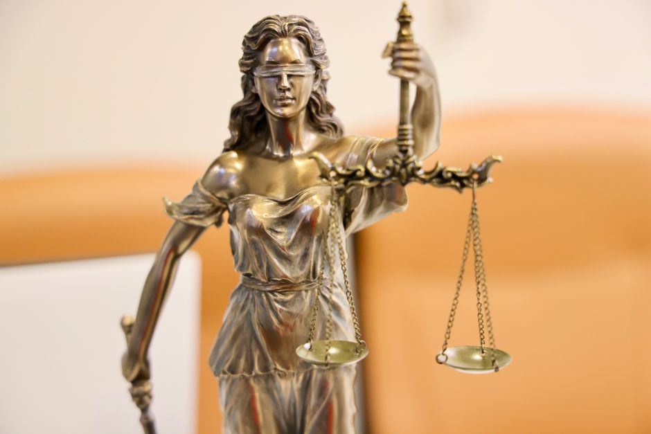 Detaljna slika statue Pravde, simbol pravednosti i nepristranosti
