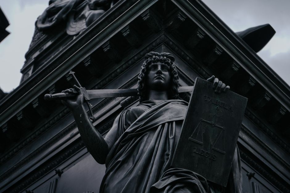 Striking statua Pravde koja drži mač i vagu